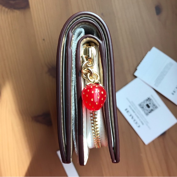 🍓 Coach Snap Wallet With Wild Strawberry Print Gold/Chalk Multi - Picture 6 of 13